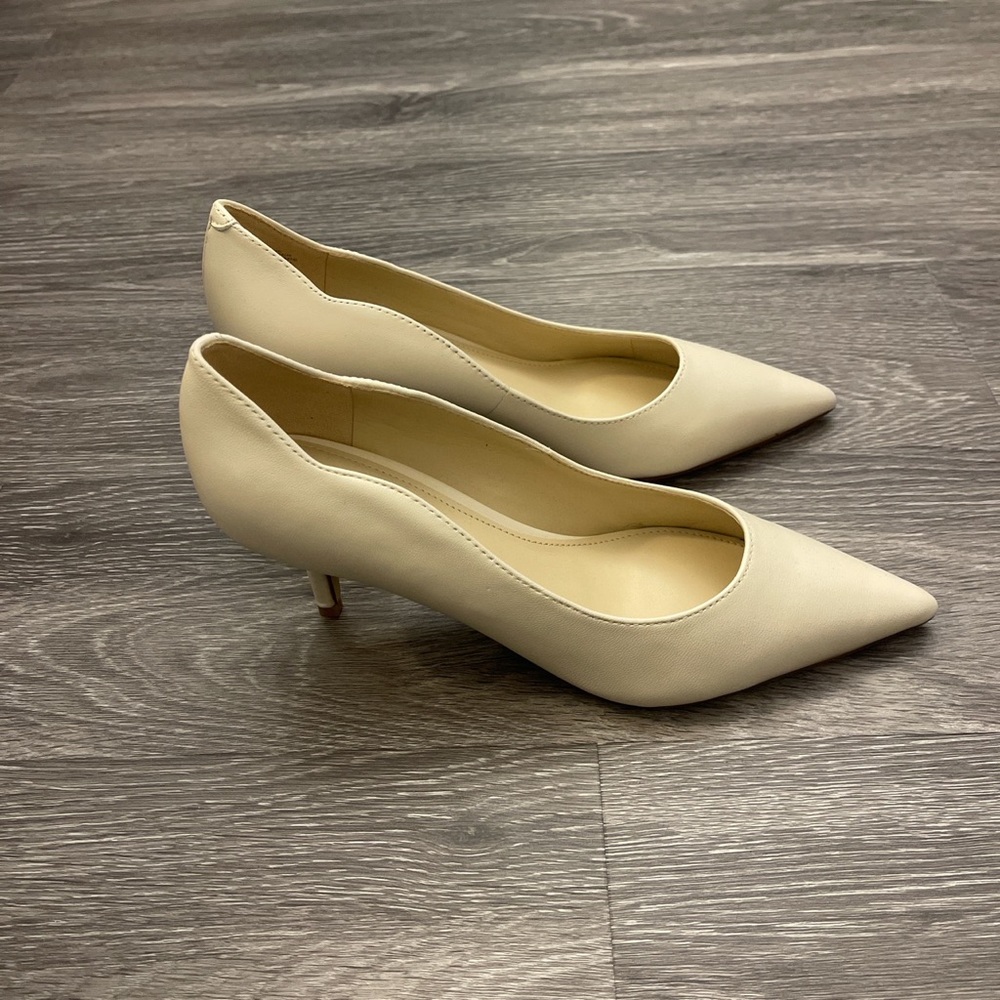 Nine West beige kitten heels